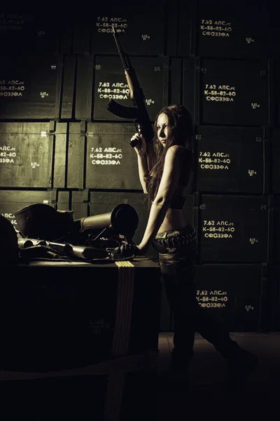 Fille militaire avec ak-47 — Photo