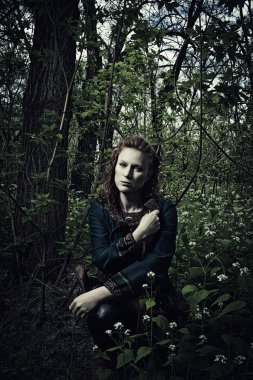 Kılıçla İskandinav kadın