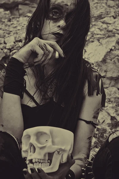 Jolie voleuse avec cigarette — Photo