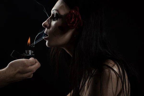 Glamour fille avec cigarette — Photo