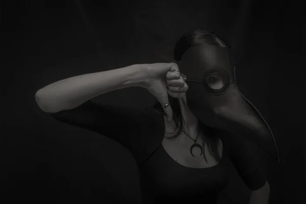Veba Maskeli Kız Karanlık Arka Planda Baş Parmak Gösteriyor — Stok fotoğraf