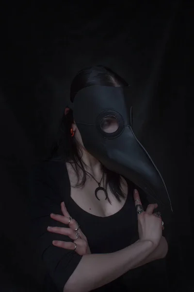 Chica Plaga Médico Máscara Posando Sobre Fondo Oscuro —  Fotos de Stock