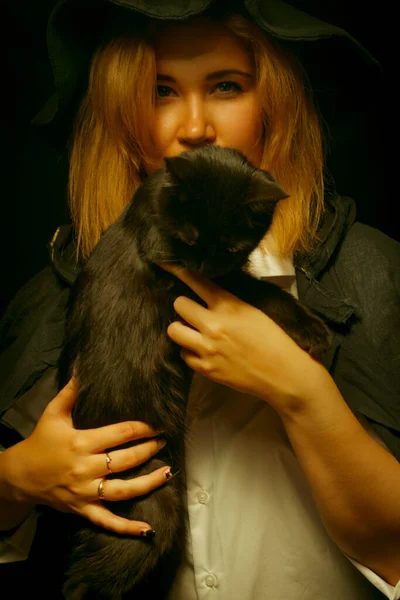 Bruxa Bonito Posando Com Gato Preto Sobre Fundo Escuro — Fotografia de Stock