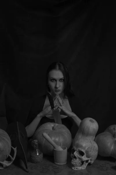 Hermosa Chica Gótica Posando Con Calabazas Sobre Fondo Negro — Foto de Stock