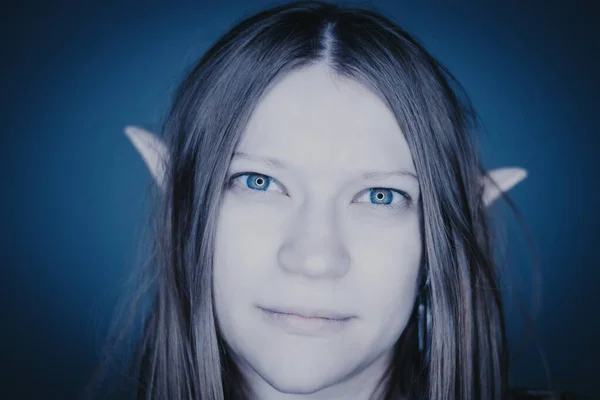 Gri Arka Planda Elf Kulakları Olan Güzel Kız — Stok fotoğraf