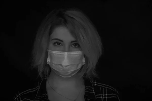 Joven Hermosa Mujer Máscara Médica Sobre Fondo Oscuro — Foto de Stock