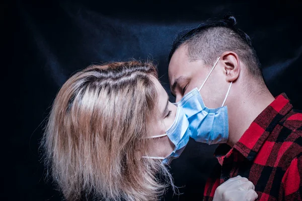 Tiro Jovem Casal Máscaras Beijando Sobre Fundo Escuro — Fotografia de Stock