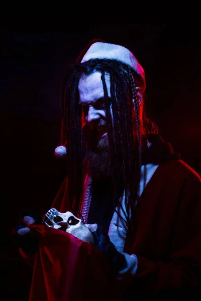 Wütender Brutaler Weihnachtsmann Holt Totenkopf Aus Der Tasche — Stockfoto