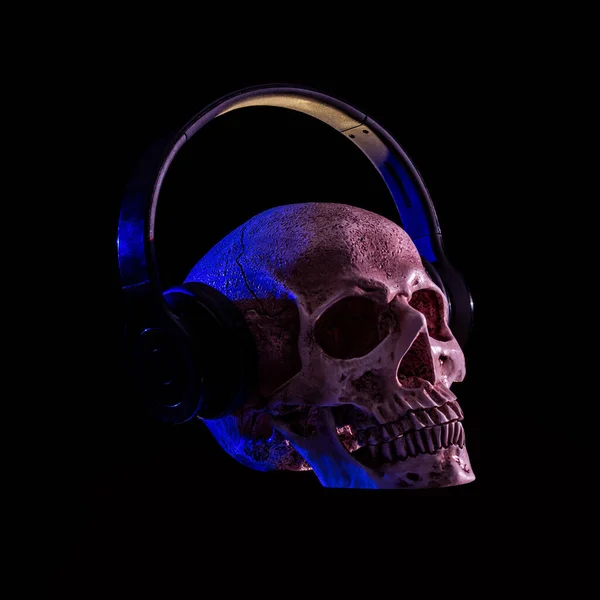 Cráneo Con Auriculares Sobre Fondo Negro — Foto de Stock