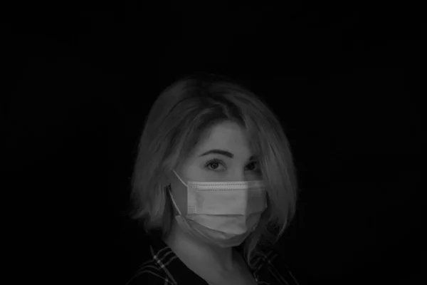 Νεαρή Όμορφη Γυναίκα Ιατρική Μάσκα Που Ποζάρει Σκοτεινό Φόντο — Φωτογραφία Αρχείου