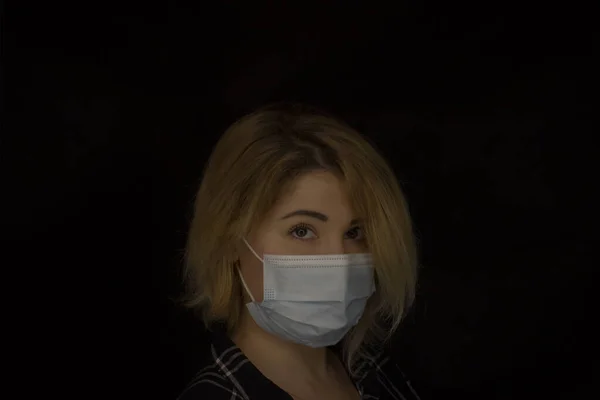 Jovem Mulher Bonita Uma Máscara Médica Posando Sobre Fundo Escuro — Fotografia de Stock