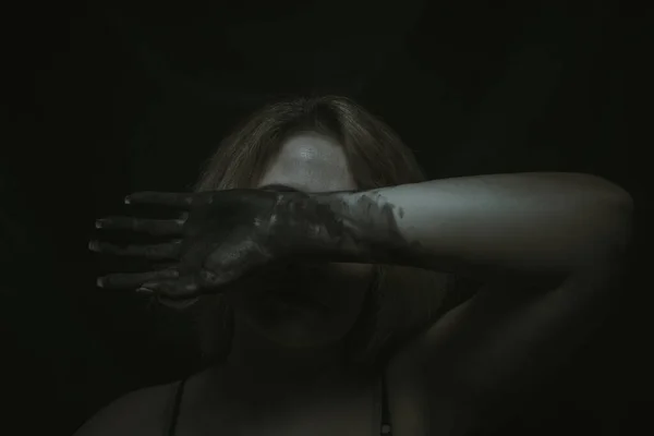 Przygnębiona Smutna Młoda Kobieta Zakrywająca Oczy Dłonią Nad Ciemnym Tłem — Zdjęcie stockowe