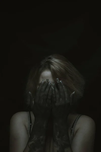 Deprimerad Ledsen Ung Kvinna Täcker Ögon Med Händerna Över Mörk — Stockfoto
