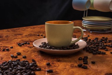 Kahve ve kahve çekirdekleri masanın üstünde.