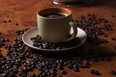 Kahve ve kahve çekirdekleri masanın üstünde.