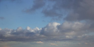 Gün ışığında güzel dramatik gökyüzü