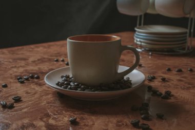 Kahve ve kahve çekirdekleri masanın üstünde.