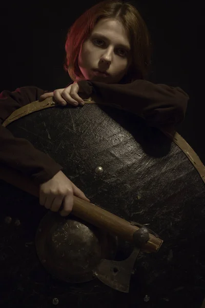 Linda Joven Mujer Medieval Escandinava Posando Con Escudo Hacha Sobre — Foto de Stock