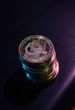 Neon ışıklarıyla karanlık yüzey üzerinde dogecoin yığını