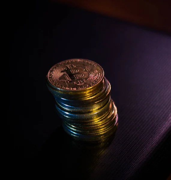 Stack Bitcoins Över Mörk Yta Neonljus — Stockfoto