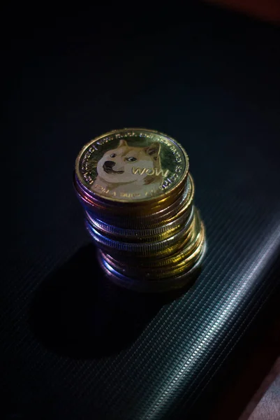 Stack Dogecoins Superficie Scura Luci Neon — Foto Stock