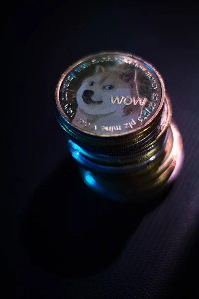 Stack Dogecoins Superficie Scura Luci Neon — Foto Stock