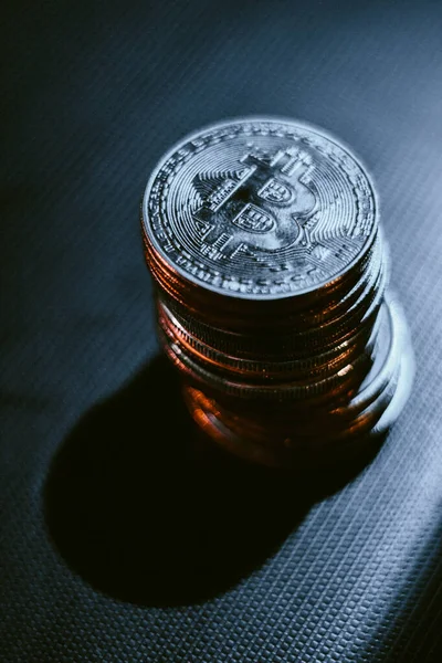 Egy Halom Bitcoin Sötét Felületen Neonfényben — Stock Fotó