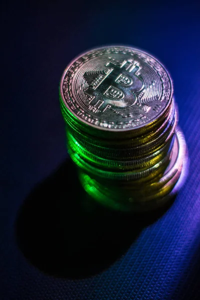 Stapel Bitcoins Donkere Oppervlak Neon Lichten — Stockfoto