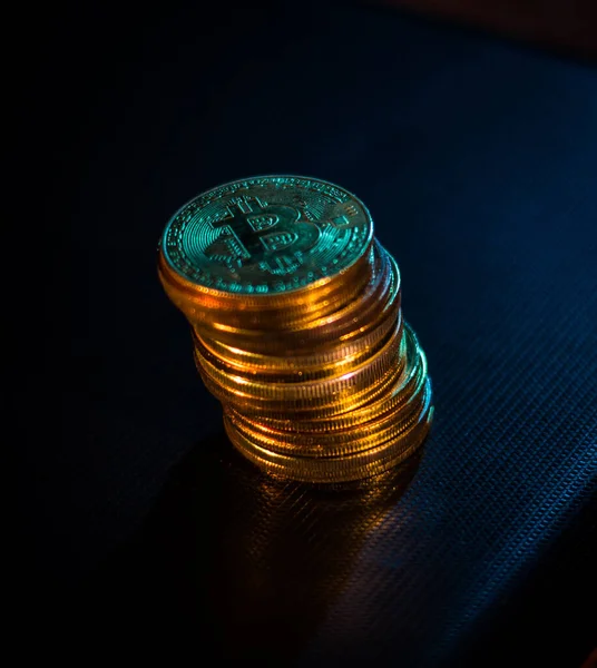 Karanlık Yüzey Üzerinde Neon Işıklarda Bitcoin Yığını — Stok fotoğraf