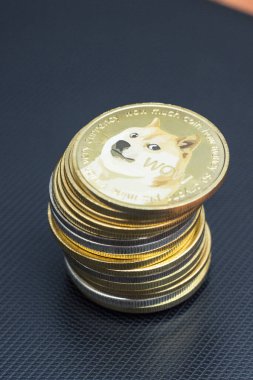 Kalıplı yüzey üzerinde dogecoin yığını 