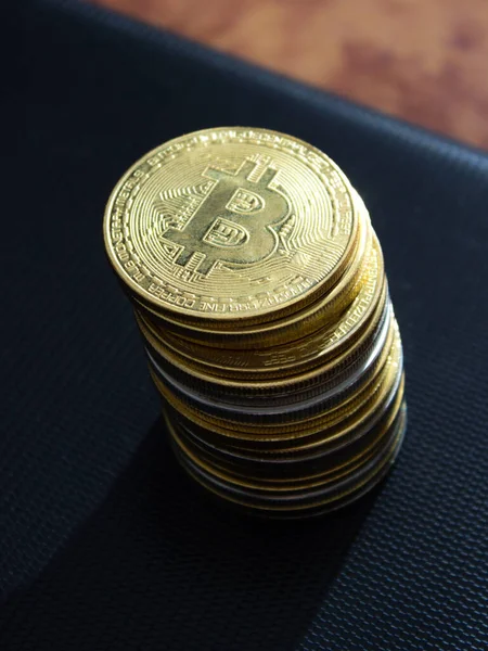 Montón Bitcoins Sobre Superficie Texturizada — Foto de Stock