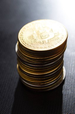 Dökümlü yüzeyde bitcoin yığını