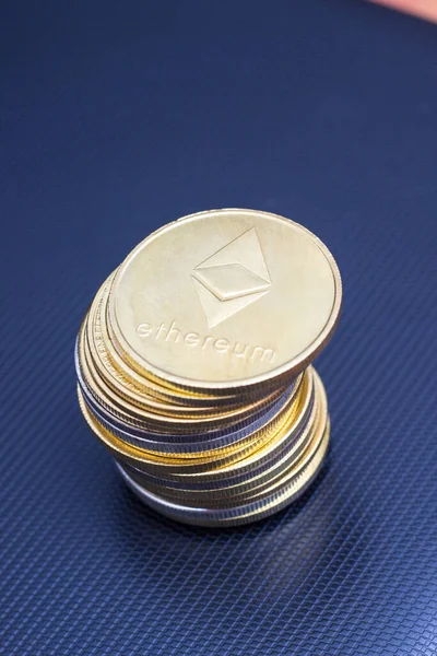 上にEthereumコインでテクスチャ表面上の暗号通貨コインのスタック — ストック写真