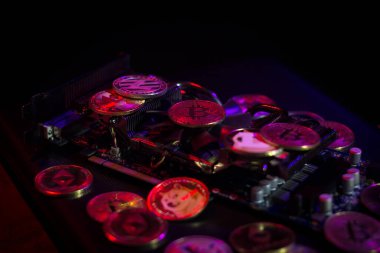 Neon ışığı altında video üzerinde kripto para birimleri yığını