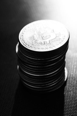 Dökümlü yüzeyde bitcoin yığını