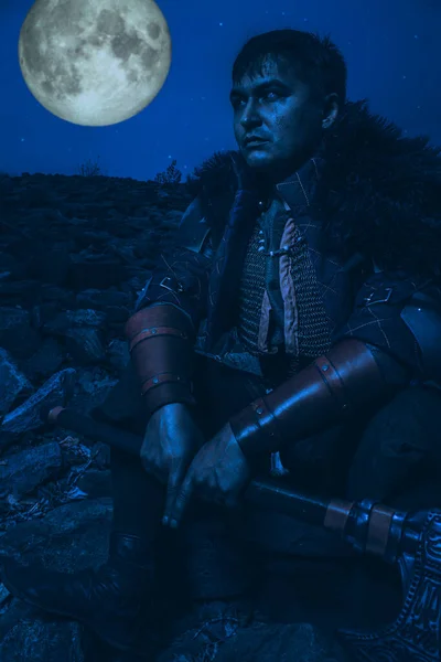 Brutalny Skandynawski Wojownik Siedzący Skałach Zdjęcie Księżyca Nasa Gov — Zdjęcie stockowe
