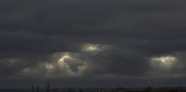 Indah Dramatis Langit Dengan Sinar Matahari — Stok Foto