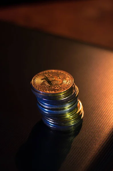 Stack Bitcoins Över Mörk Yta Neonljus — Stockfoto