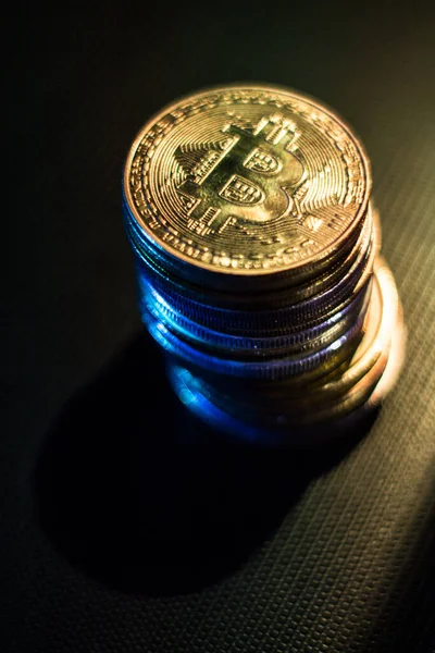Pilha Bitcoins Sobre Superfície Escura Luzes Néon — Fotografia de Stock