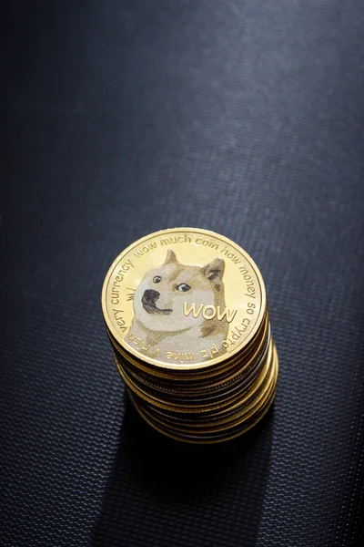 Stack Dogecoins Över Strukturerad Yta — Stockfoto