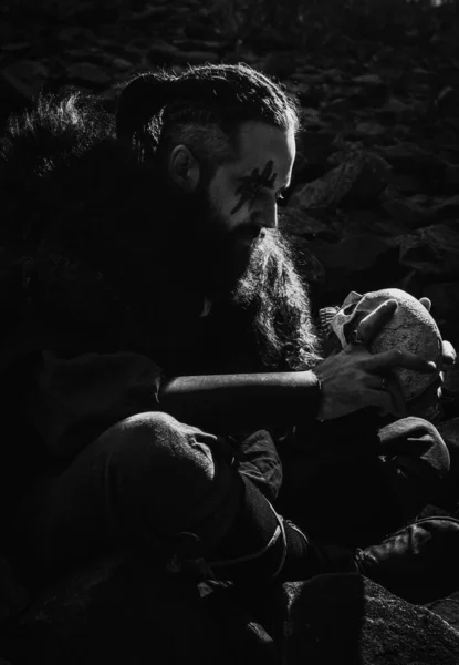 Brutal Scandinavian Warrior Sitting Boulders Skull — Stock Photo, Image