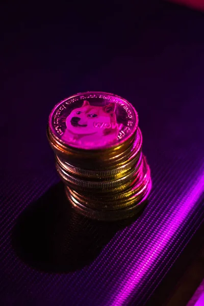 Egy Halom Dogekoin Sötét Felületen Neonfényben — Stock Fotó