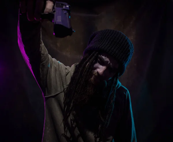 Joven Con Arma Posando Sobre Fondo Oscuro — Foto de Stock