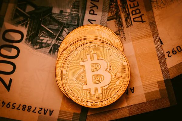 Stapel Bitcoins Russische Roebel — Stockfoto