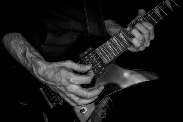 Fechar Mãos Tocando Guitarra Elétrica Sobre Fundo Escuro — Fotografia de Stock