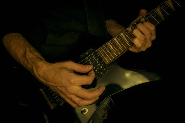 Fechar Mãos Tocando Guitarra Elétrica Sobre Fundo Escuro — Fotografia de Stock