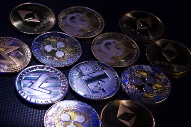 Altmadeni paralar karanlık yüzey üzerinde neon ışıkta