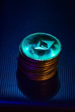 Neon ışıklarda bir yığın ethereum sikke