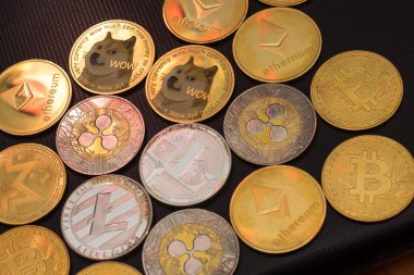 Bitmadeni paralar ve altsikkeler yumuşak ışıkta karanlık yüzey üzerinde