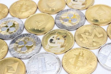 Altsikkeler ve bitcoinler yumuşak ışıkta beyaz arkaplan üzerinde